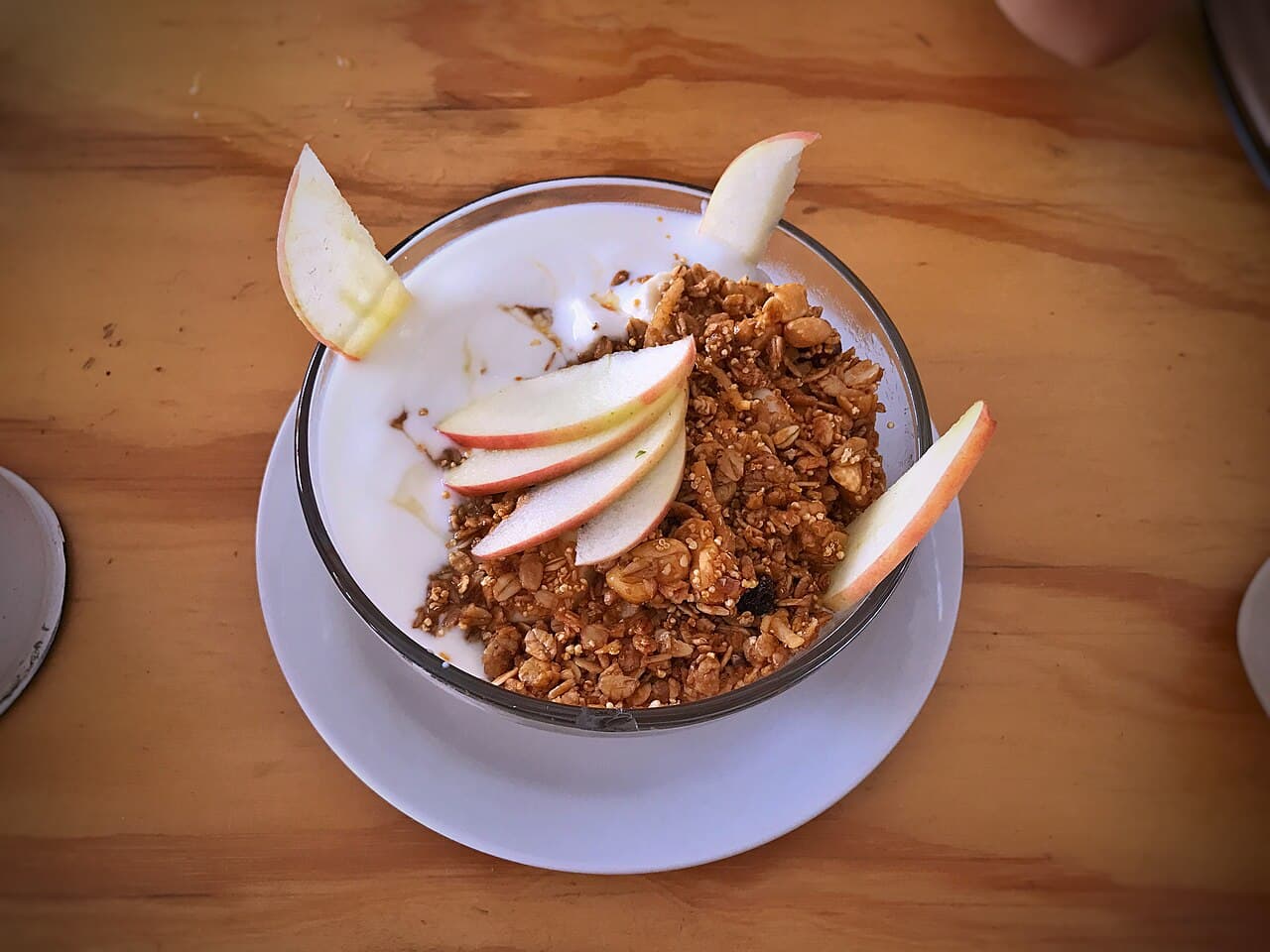 Yogur con chocolate y frutos rojos